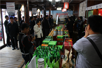 李飛躍走進西江苗寨特產旗艦店，推動互聯網銷售工藝品發展